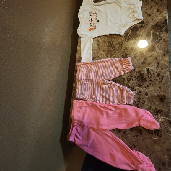 Carter's  Baby Girl 4Piece RANDOM Onesie & Pants For 3 Months - Picture 2 of 8